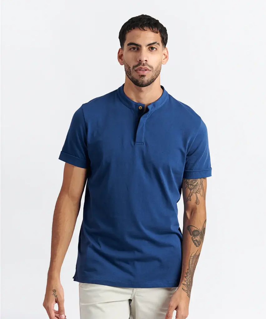 Polo Pique Polux Cuello Neru Celeste Oscuro, M/C, C/Tirilla de Cuello Tejido-Puño, C/Puños Polux Celeste Oscuro, C/Ventz, 2Bordado, SATCH, Abril25